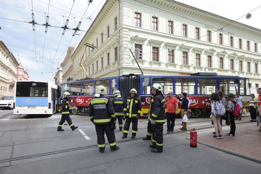 Villamos és autóbusz ütközött össze Szegeden