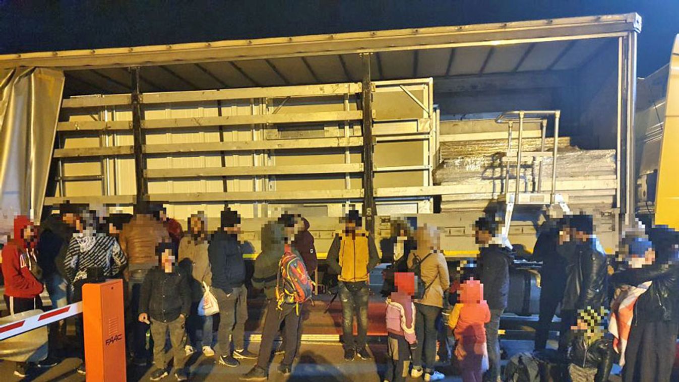 Harminchárom migránst találtak egy kamionban Csanádpalotán