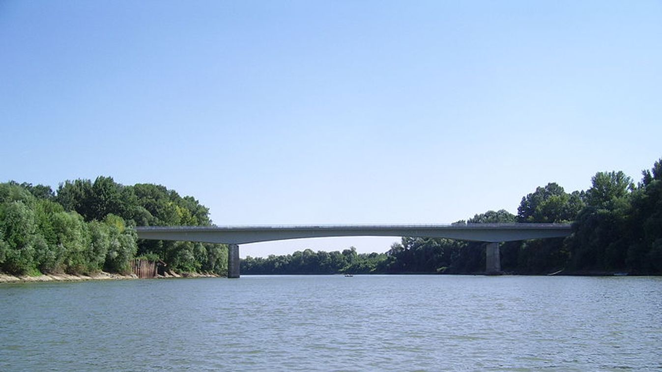 Dolgoznak a Szentes és Csongrád közötti Tisza-hídon