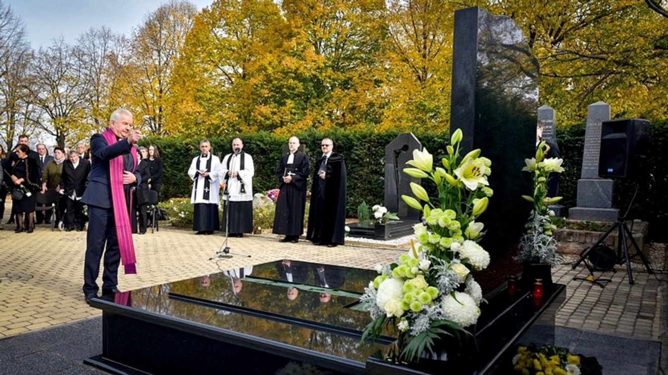 Felszentelték az egy éve elhunyt vásárhelyi polgármester síremlékét