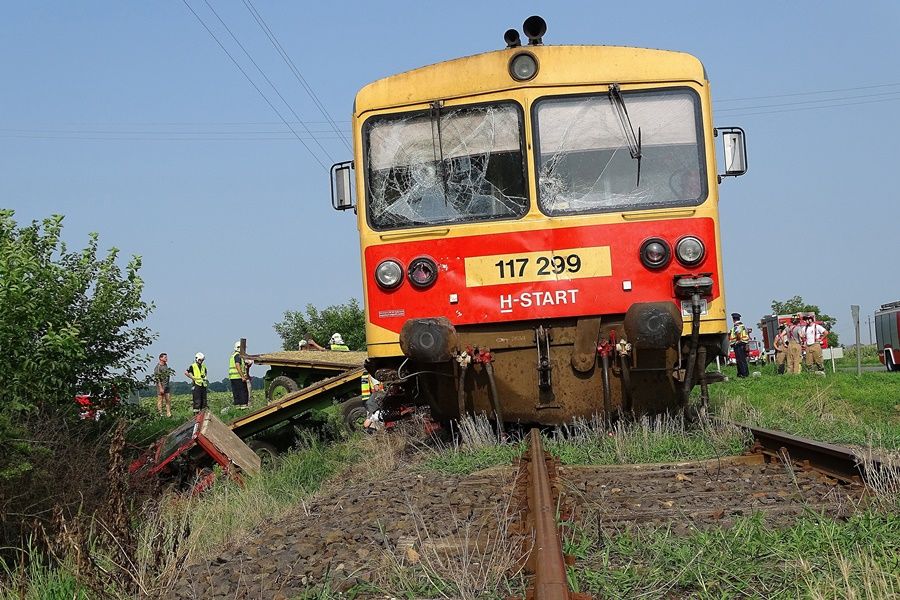 Vonat és traktor ütközött Fábiánsebestyénnél, egy ember