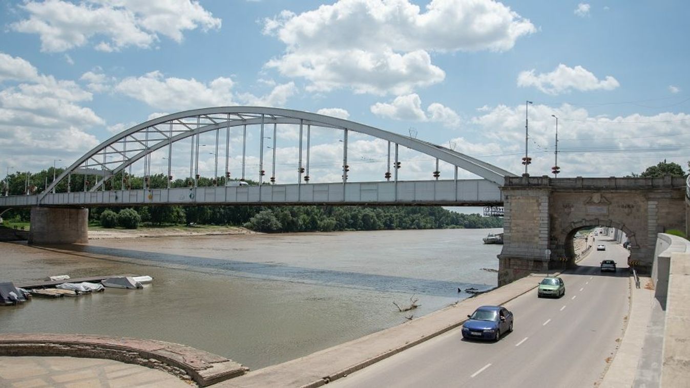 A Tiszába zuhant egy ember a Belvárosi Hídról
