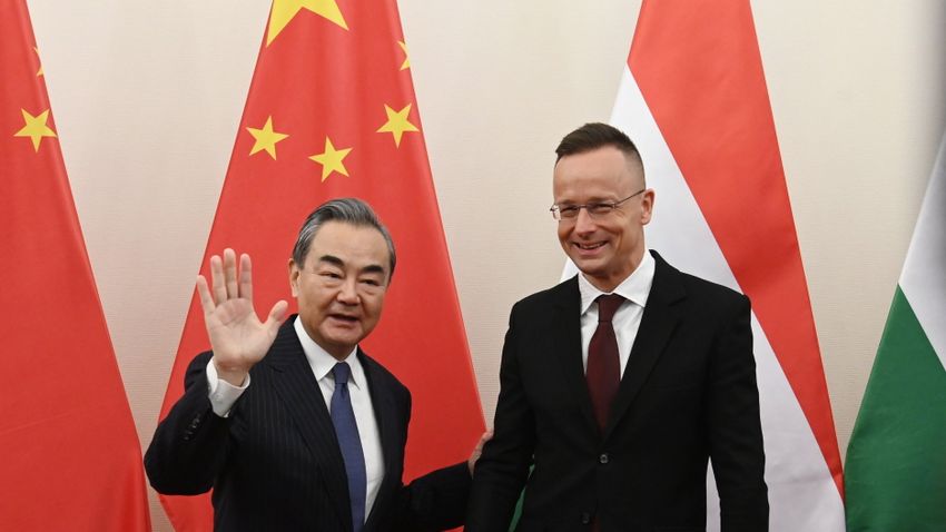 Szijjártó Péter: Magyarország sokat profitál a Kínával folytatott együttműködésből