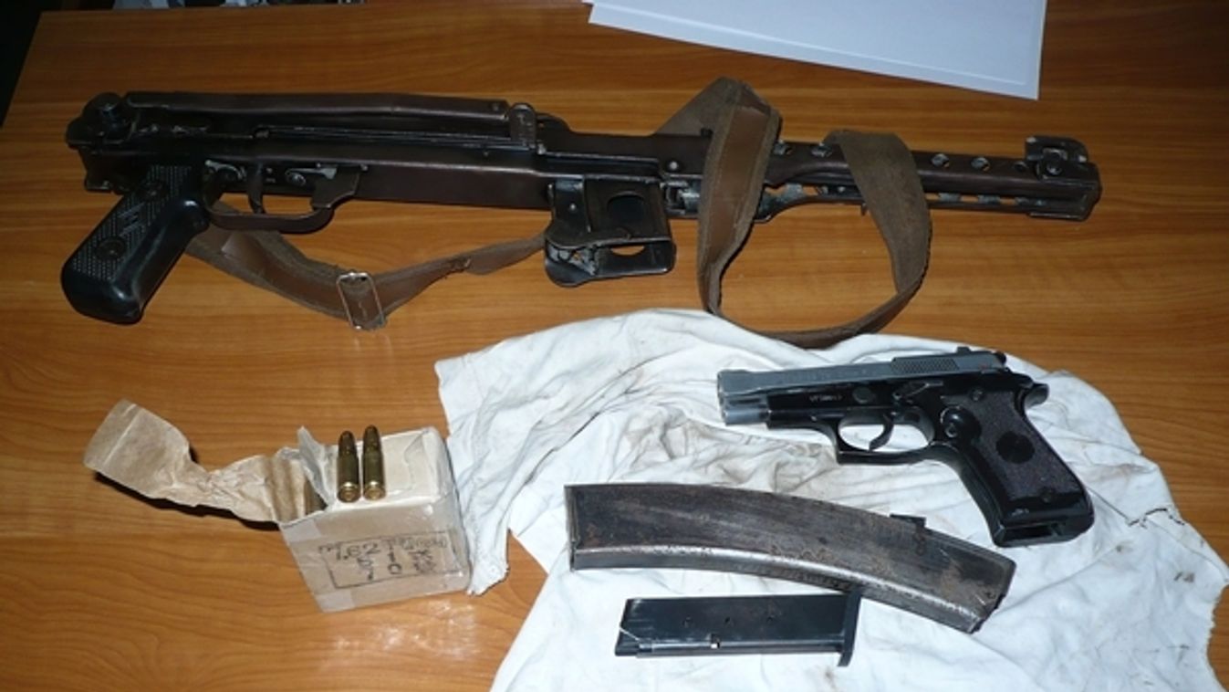 Lőfegyvereket és lőszert találtak a pénzügyőrök Röszkén