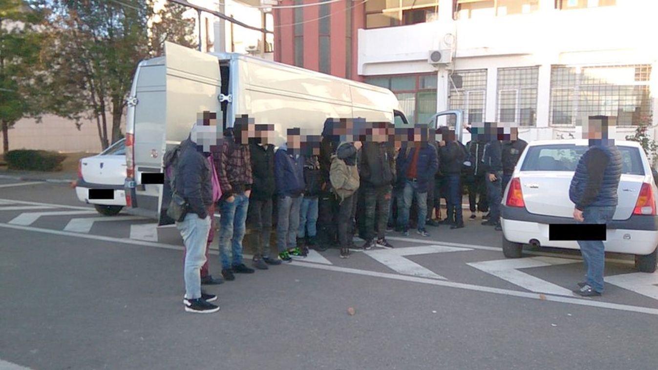 Huszonhét(!) migránst találtak egy furgonban Nagylakon