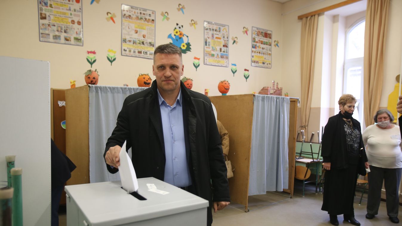 Bartók Csaba a szegedi Dózsa György általános iskolában szavazott