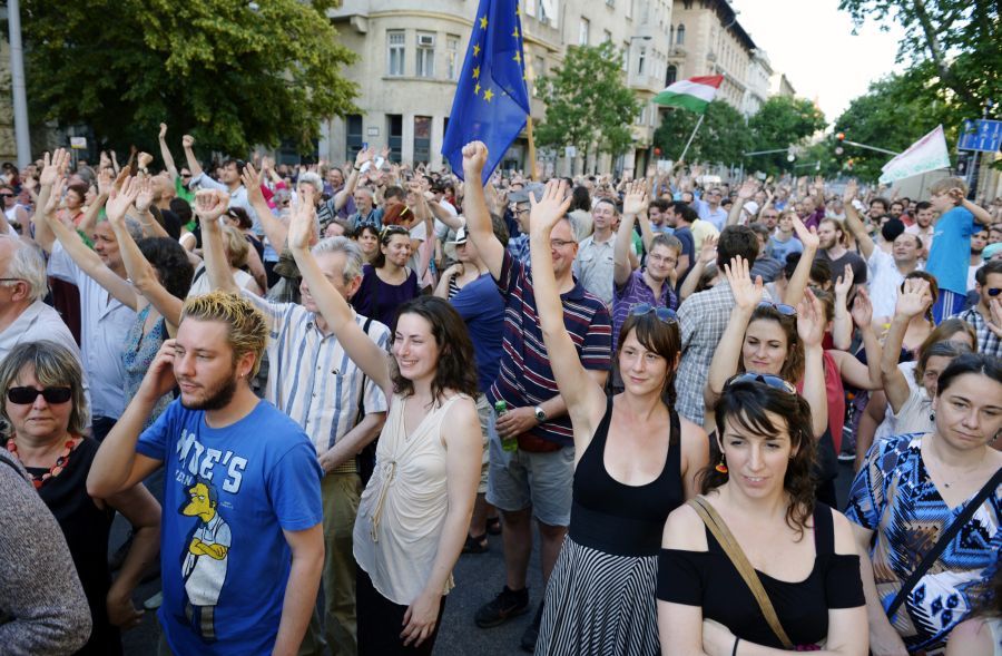 A szabad sajtóért demonstráltak civilek Budapesten