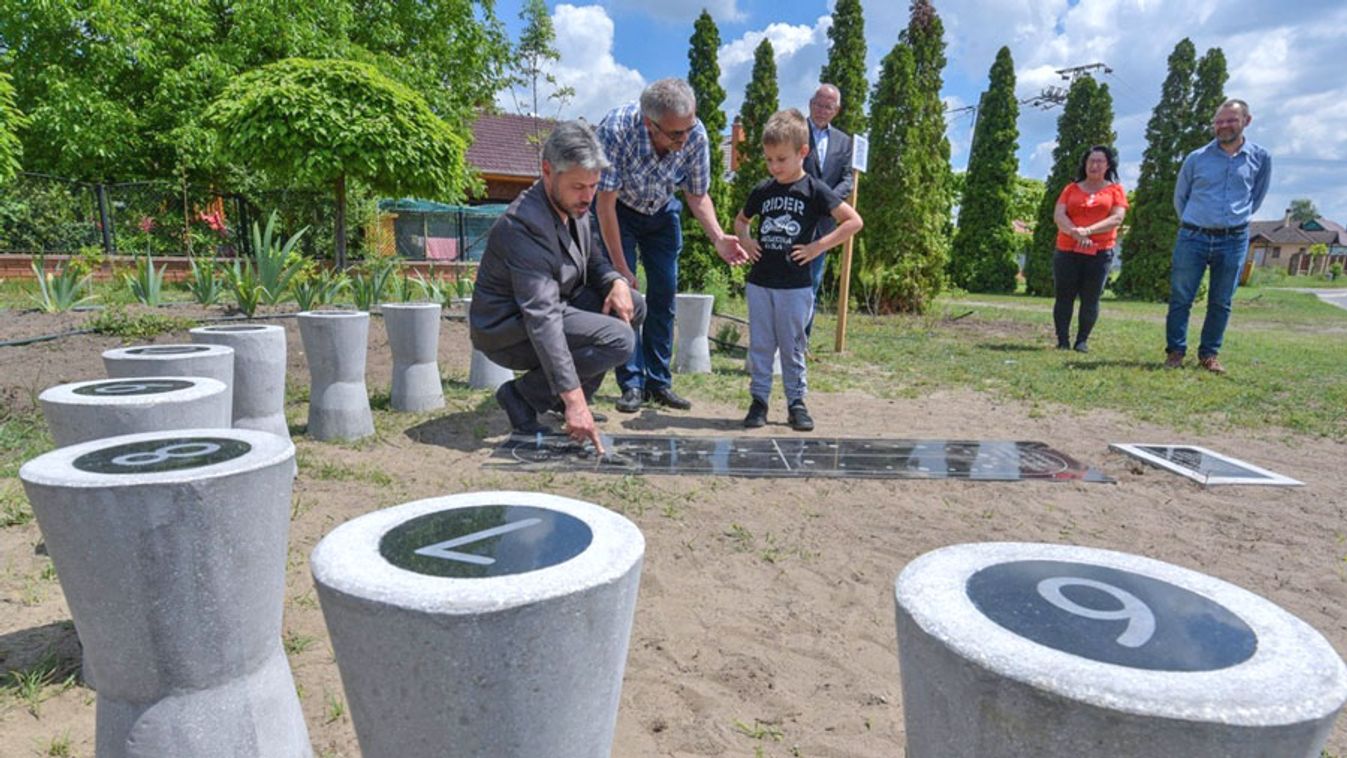 Napórát állítottak az új zsombói parkban