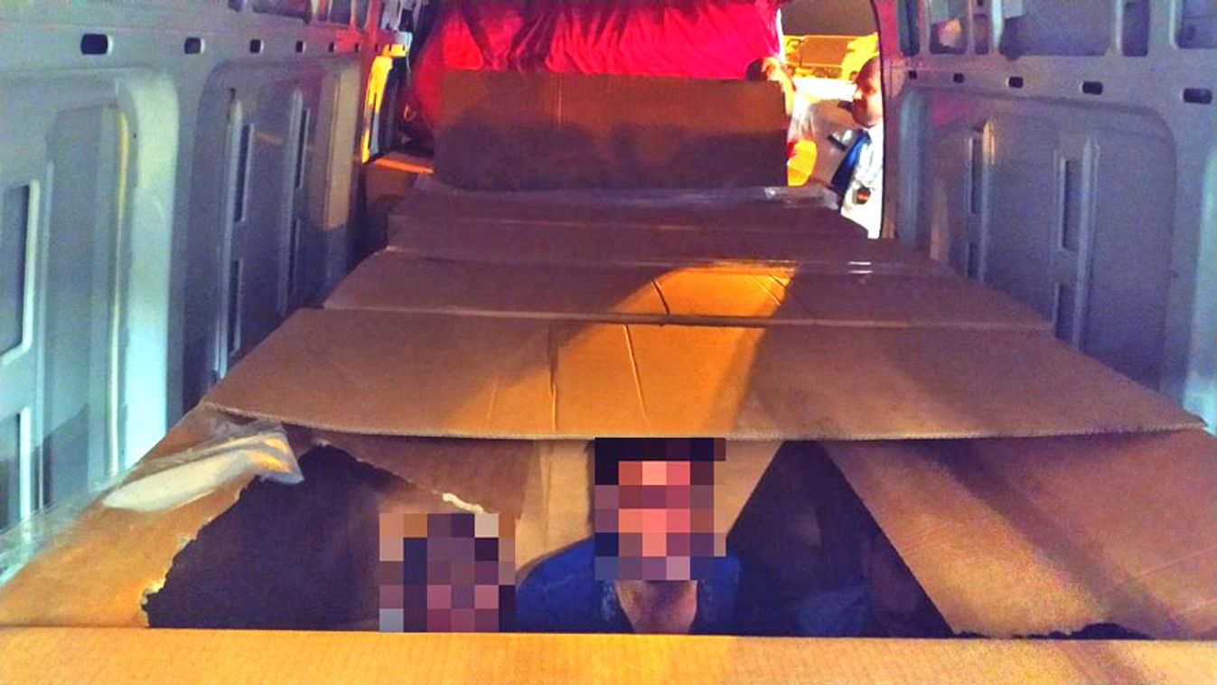 14(!) migráns lapult egy furgonban Csanádpalotánál