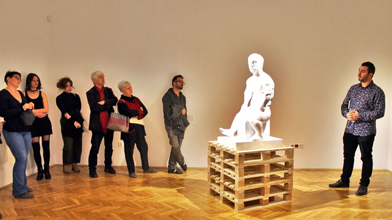 Őszi Tárlat-fődíjas művész tartott különleges tárlatvezetést a Tornyai-múzeumban