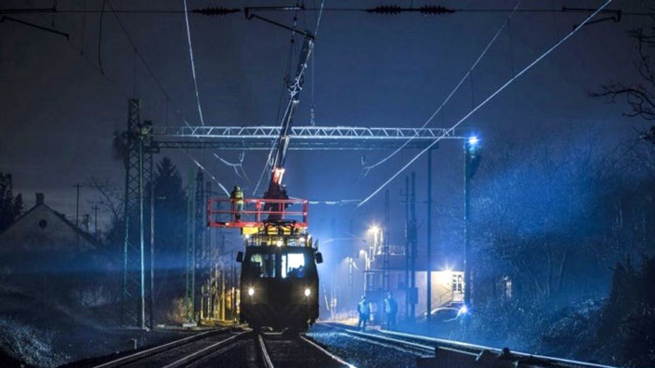 Zajos éjszakai karbantartást végeznek a síneken Szegeden