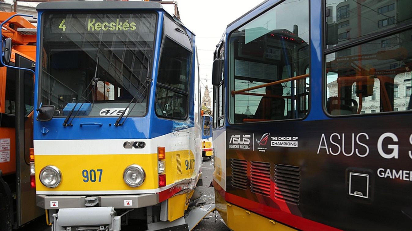 Villamos ütközött busszal a Novotelnél