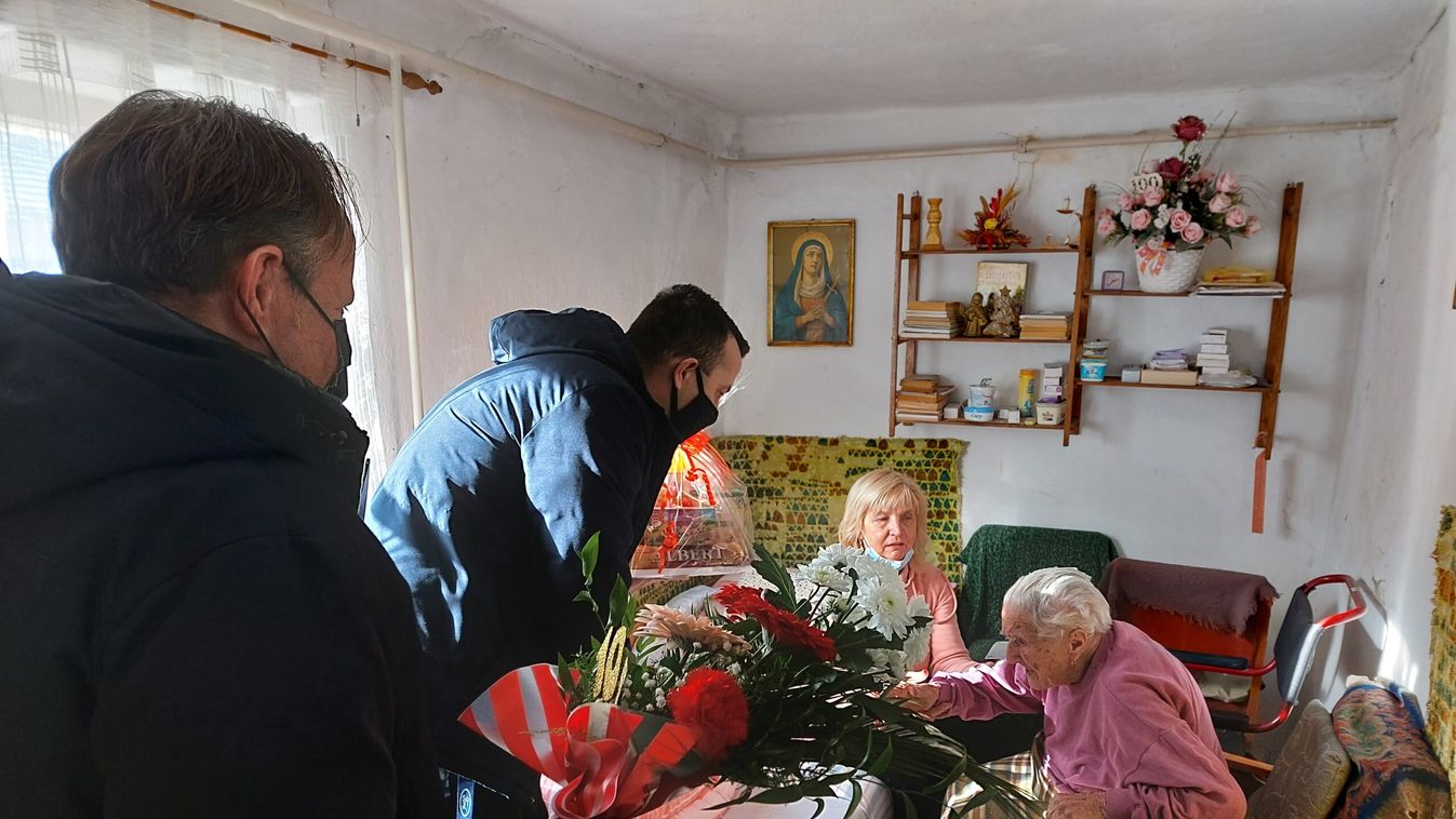 Orbán Viktor emléklappal gratulált a maroslelei 105 éves Gizi néninek