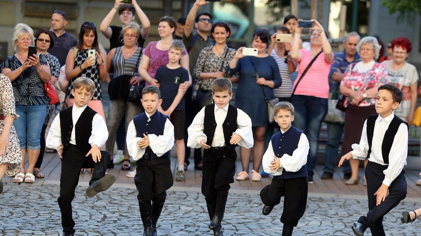 Néptáncforgatag a Szabadság, szerelem! gyermektáncosaival