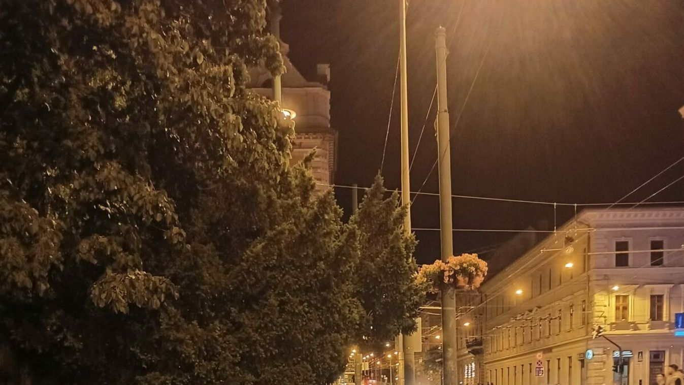 Feltört egy vízsugár a Széchenyi téren