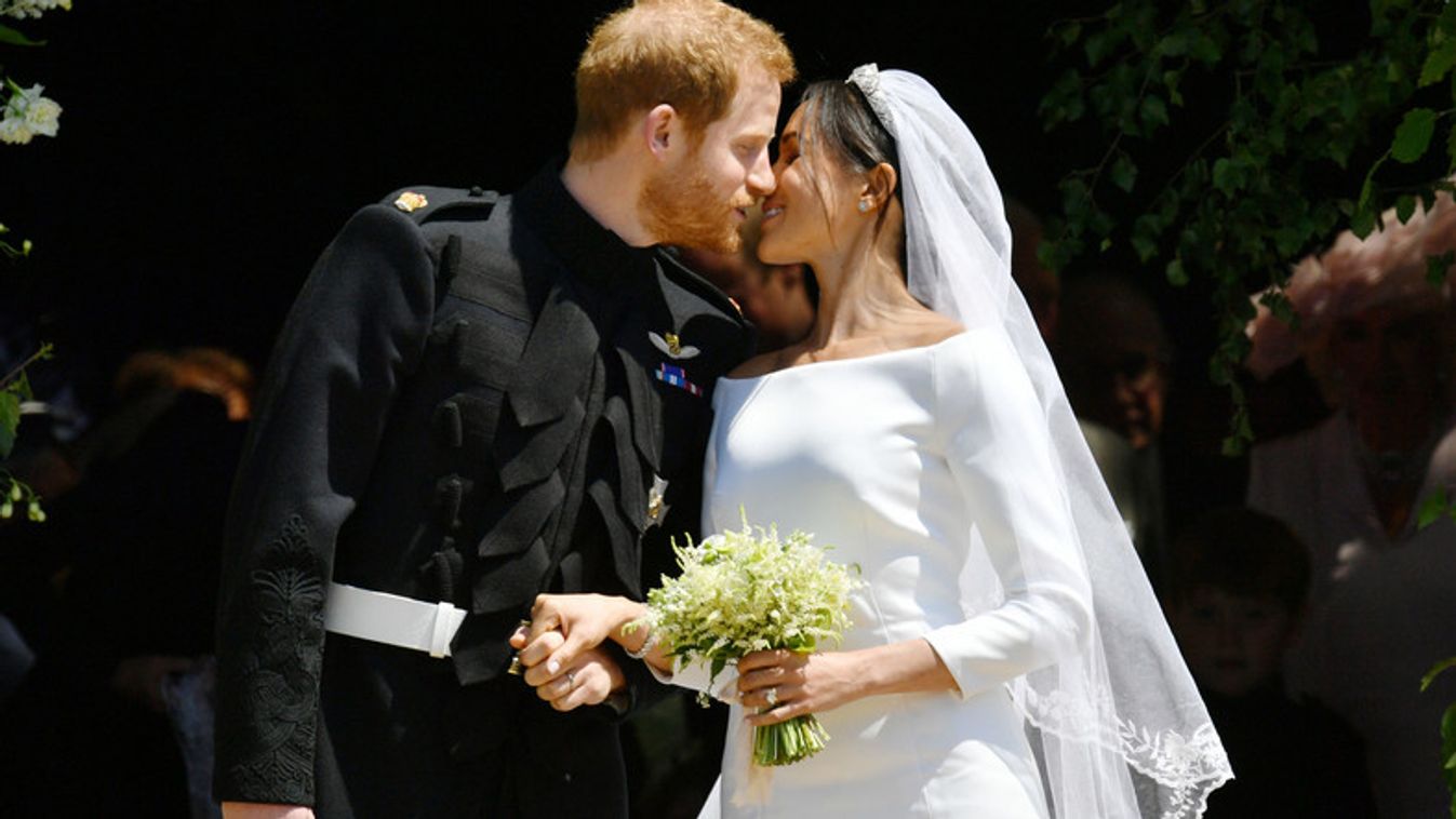 Íme az első nyilvános királyi csók Meghan Markle és Harry Herceg között- képek és videó!