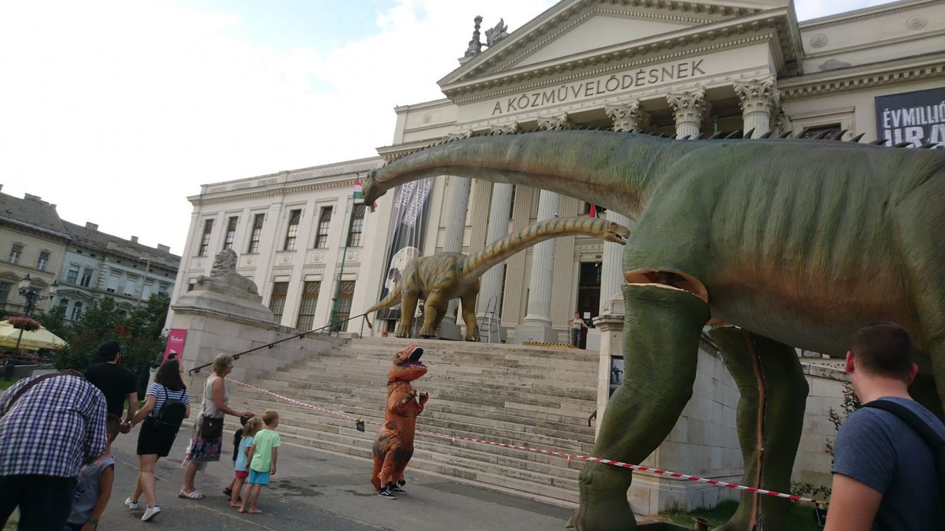 Eleven T-Rex borzolta a kedélyeket a múzeum körül
