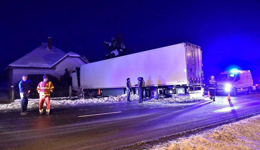 Családi házba hajtott egy lengyel kamion Aszaló belterületé
