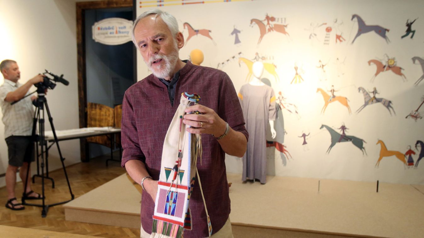 Egyedülálló indián tolldíszeket és békepipákat is láthatunk a szegedi vadnyugat-kiállításon