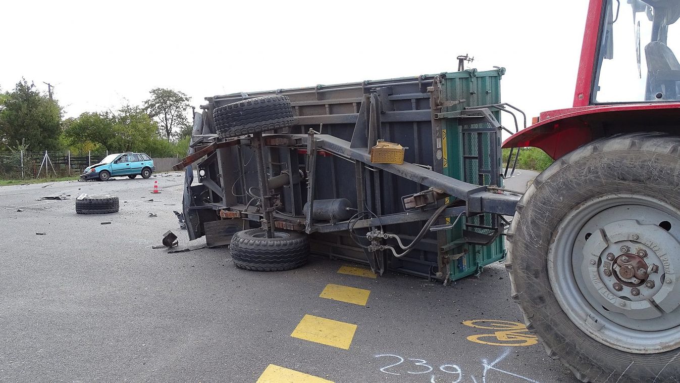 Traktor és személygépkocsi karabolozott a 47-es főúton, egy ember meghalt
