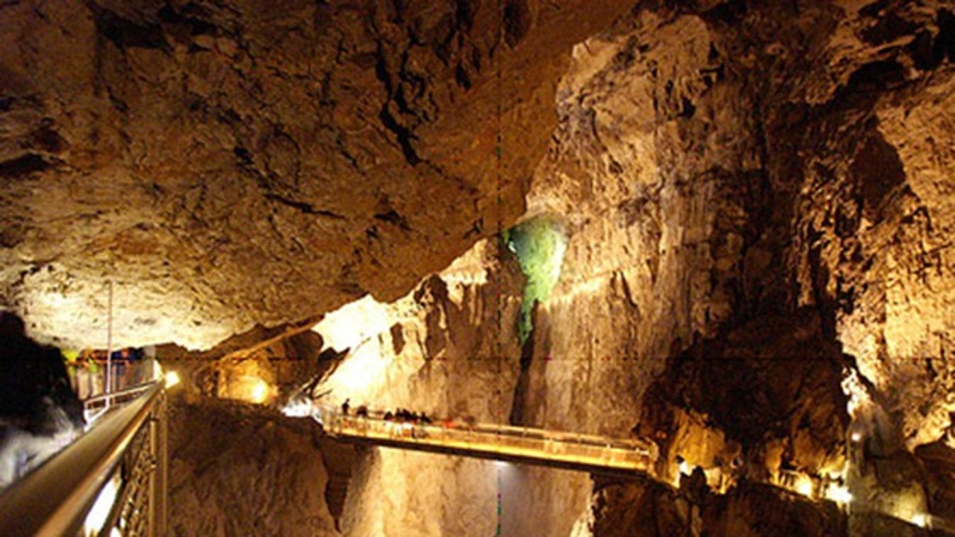 A legmélyebb barlangba kalauzol az Agóra