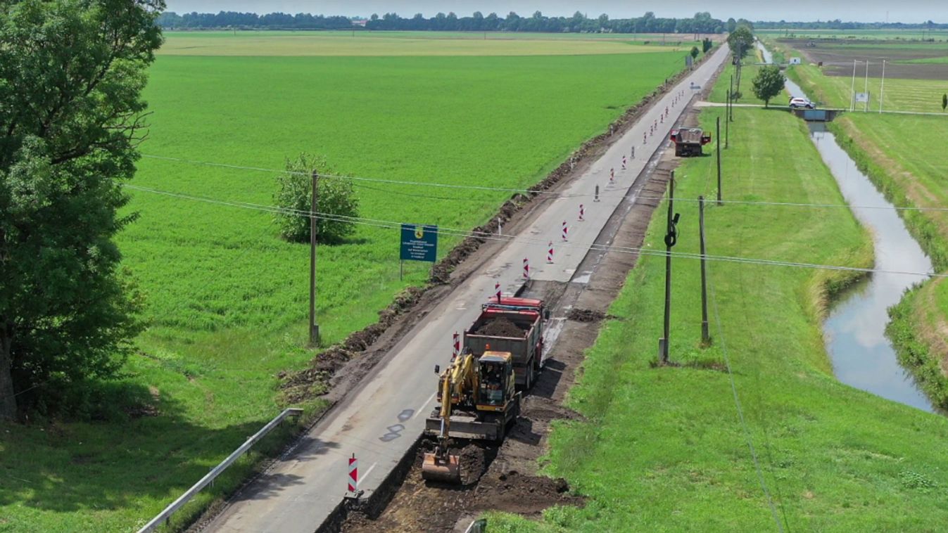 Jól halad az új út építése Pitvaroson