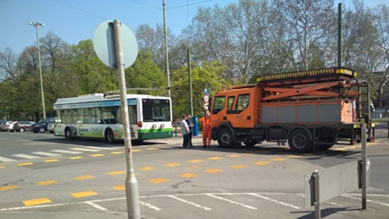 Bajba került egy troli a Széchenyi téren