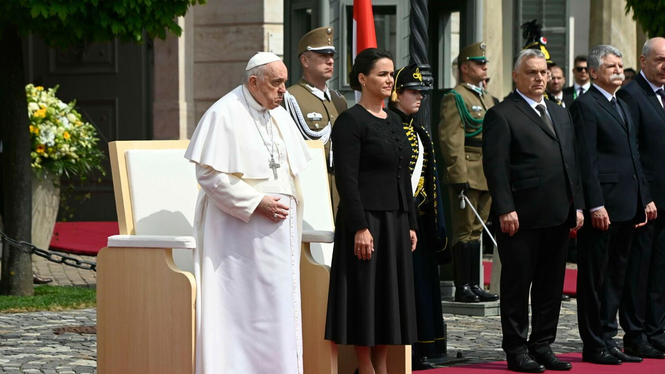 A Szent György téren fogadta Ferenc pápát Novák Katalin