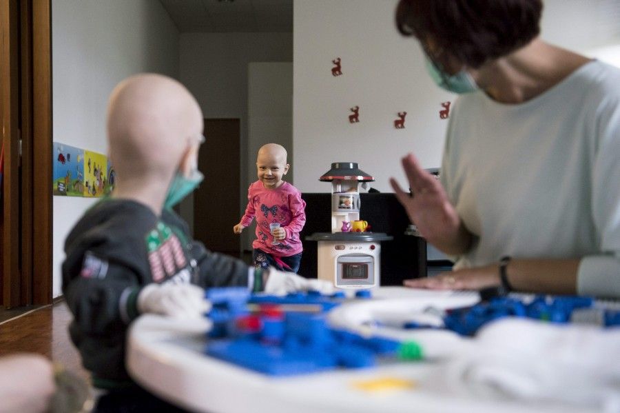 Fotókiállítással gyûjtenek a daganatos gyerekek átmeneti o