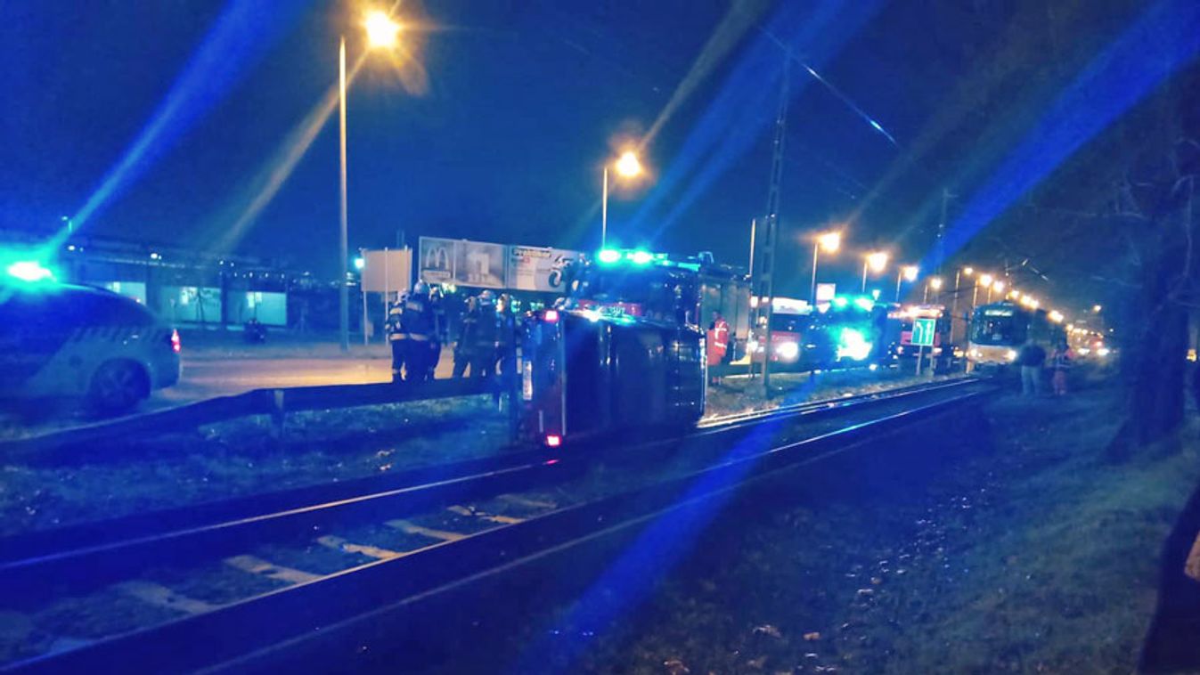 Villamossínen borult fel egy autó Szegeden