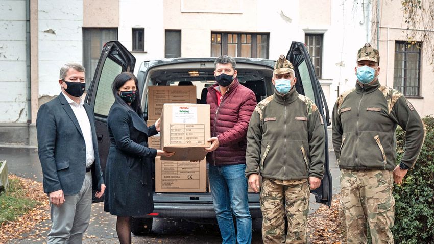 Sok ezer maszkot osztott szét három kórház között Juhász Tünde