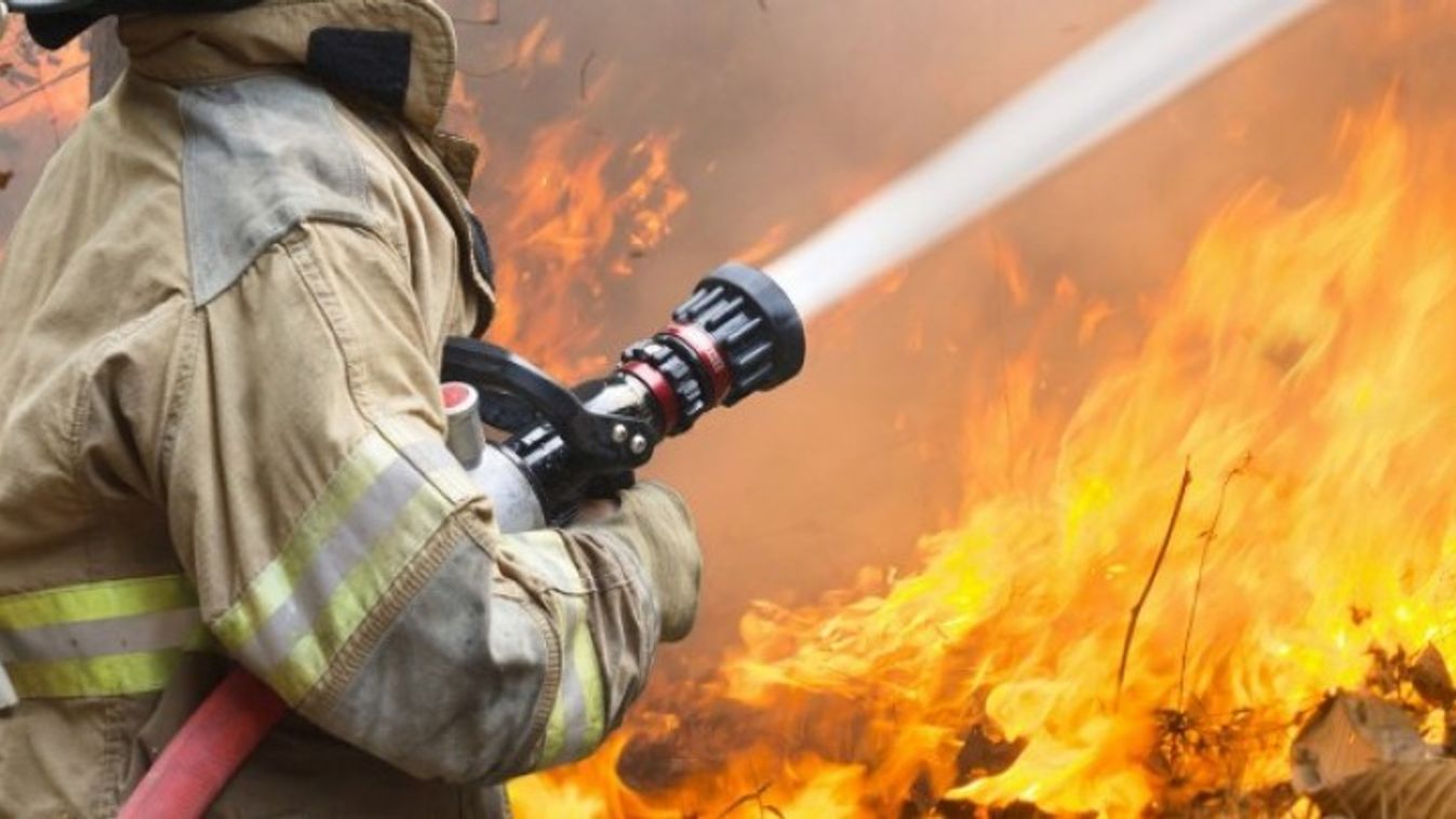 Négy szabadtéri tűzhöz is riasztották a megye lánglovagjait