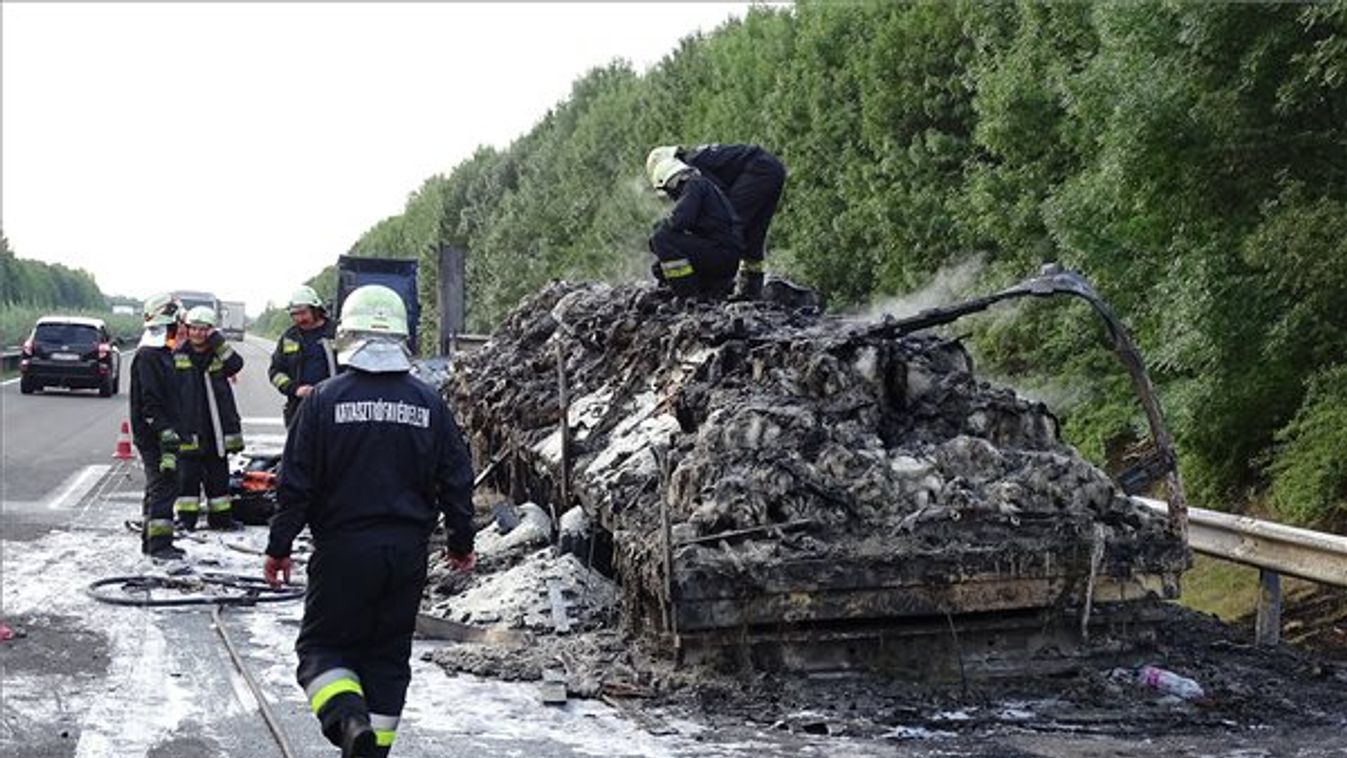 Egy kamion műszaki mentését végzik az M5-ösön