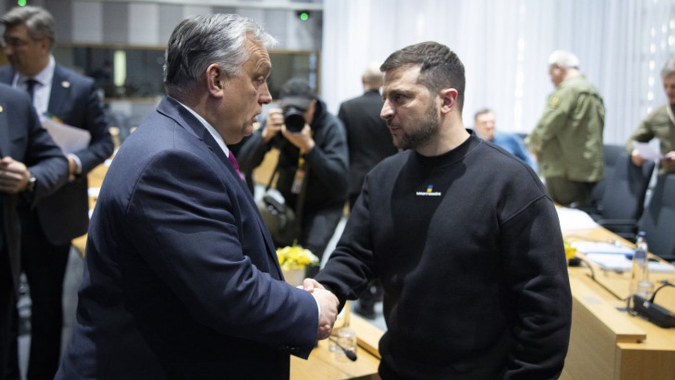 Orbán Viktor kezet fogott Volodimir Zelenszkij ukrán elnökkel