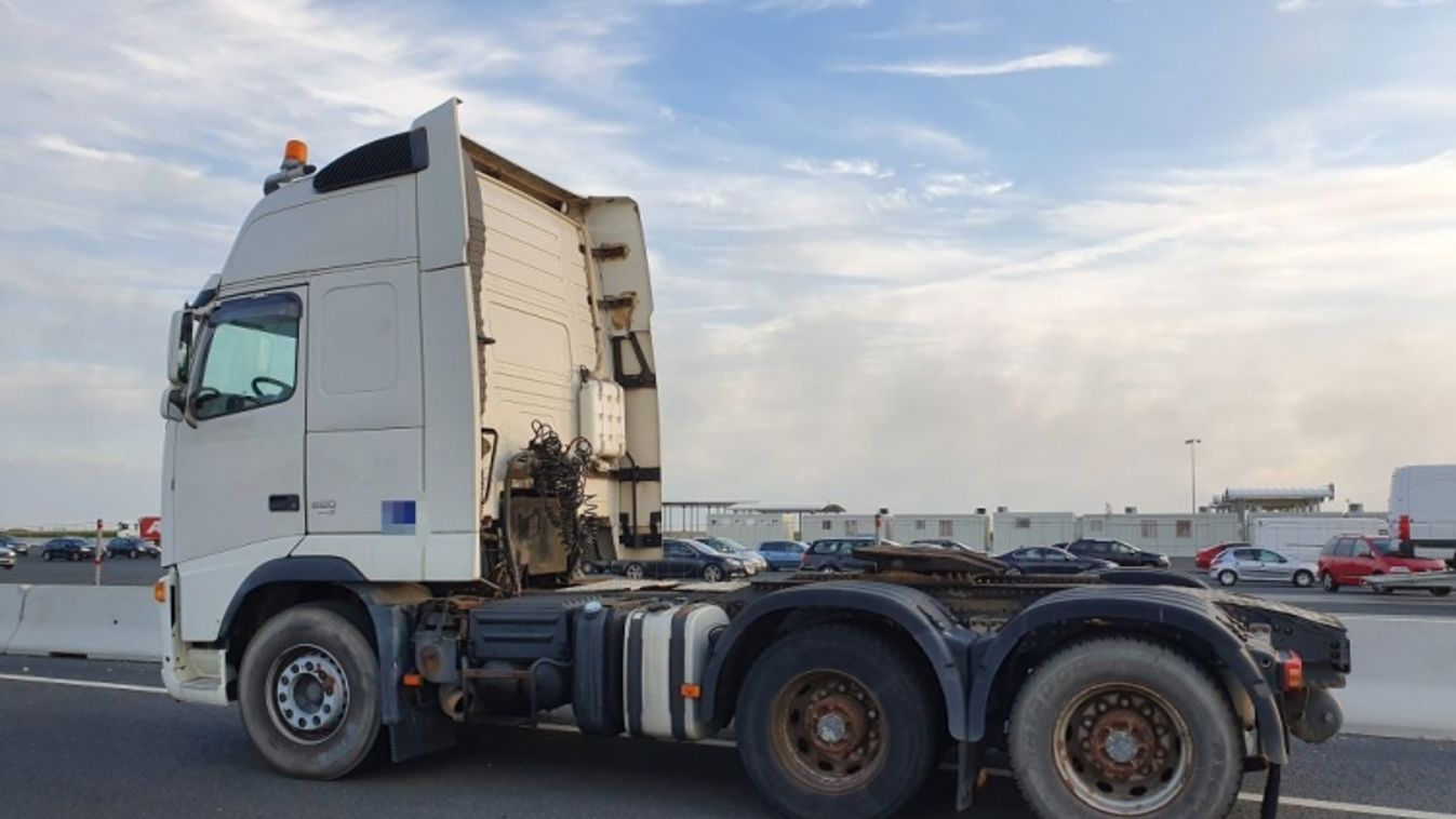 Lopott kamiont találtak a csanádpalotai határon
