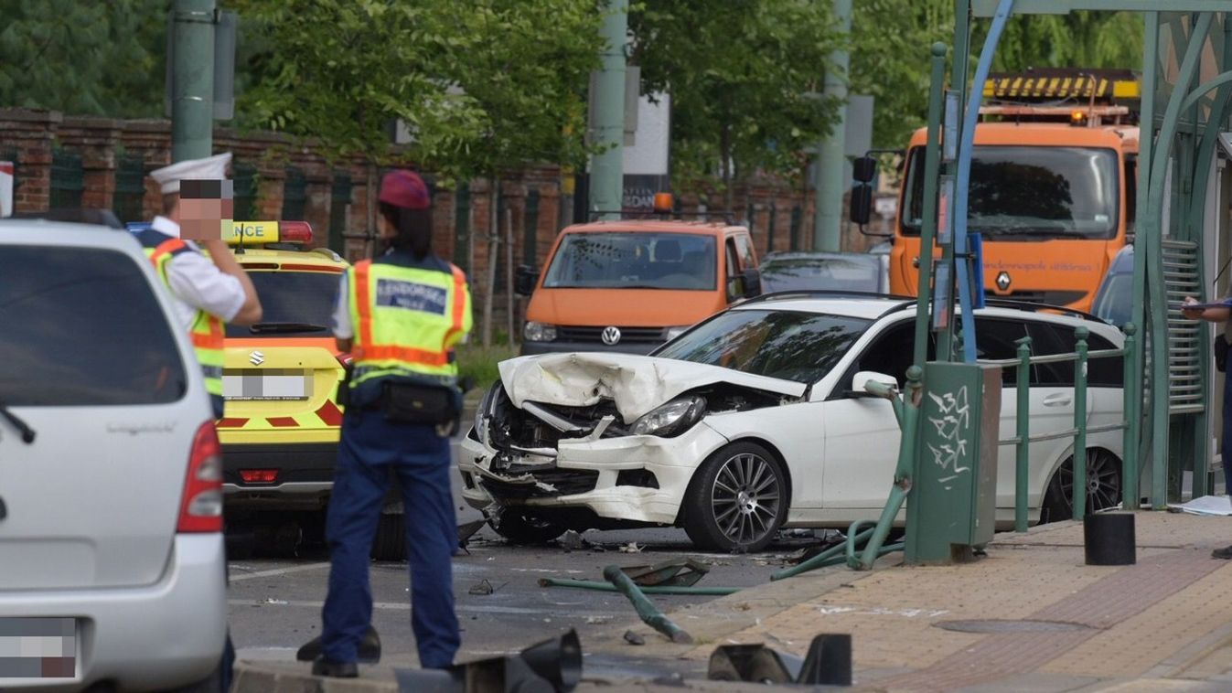 Mentőorvosi autó szenvedett balesetet a Kossuth Lajoson