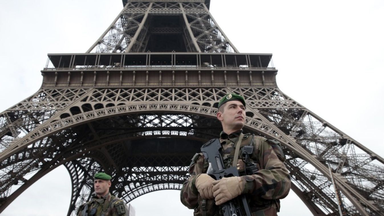 Katonára támadt egy késsel felfegyverzett férfi Párizsban