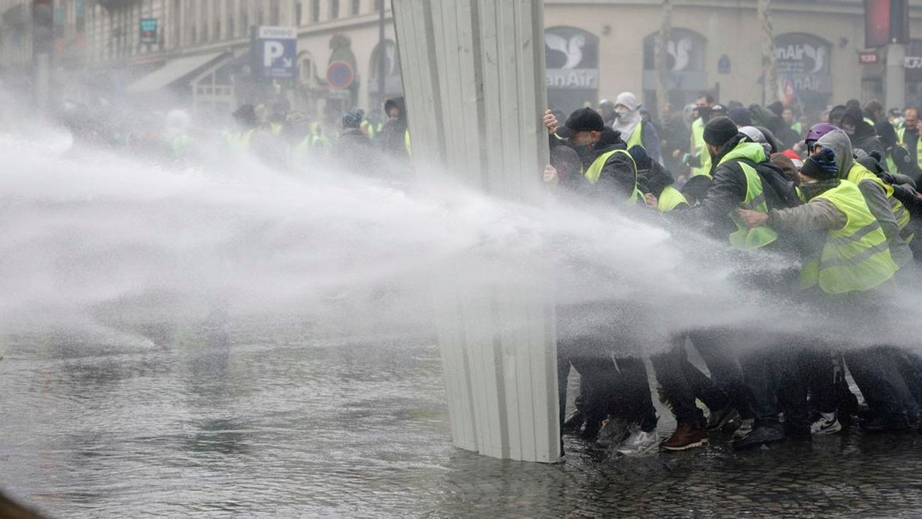 Macron a gyurcsányi úton: gumibotokkal, könygázzal, vízágyúval oszlatták a párizsi tüntetést