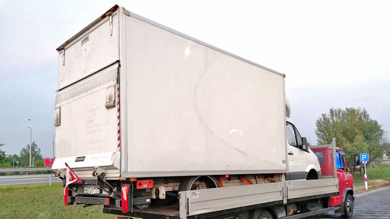 Teherautó szállított teherautót az M5-ösön, csúnya vége lehetett volna - videó!