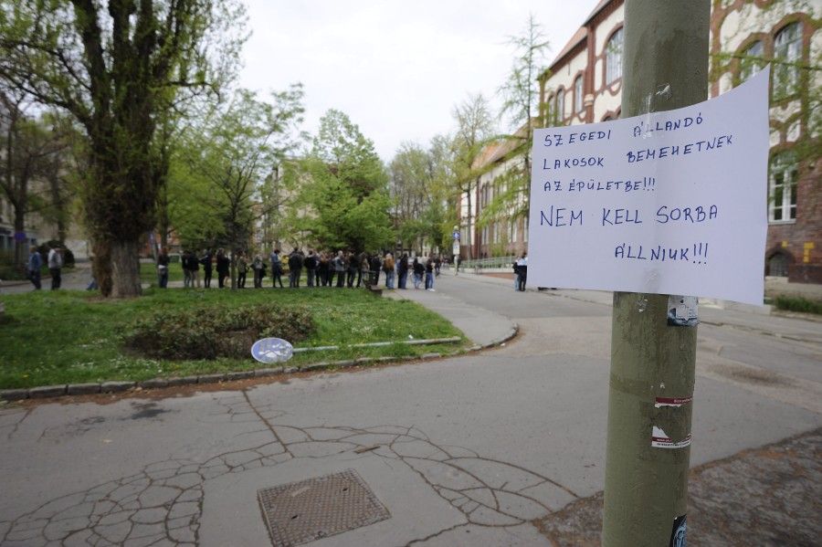 OGY2014 - Várakozó átjelentkezõ szavazók Szegeden