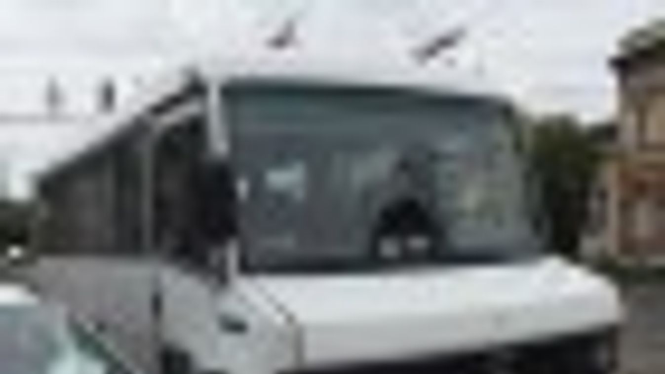 Rendőrautónak ütközött a veszprémi szurkolókat szállító kisbusz + FOTÓK