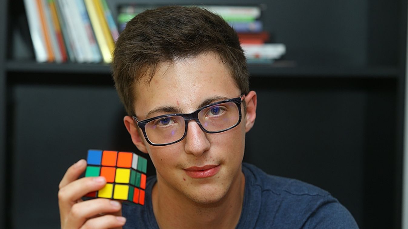 Országos Rubik-rekordot döntött az üllési Maróti Róbert