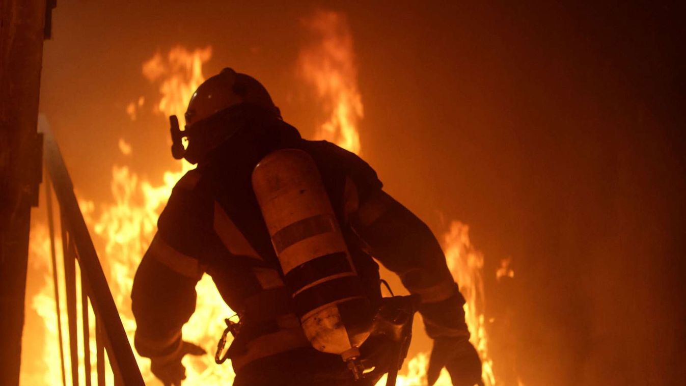 Társasházi szemétledobóban keletkezett tűz Szegeden