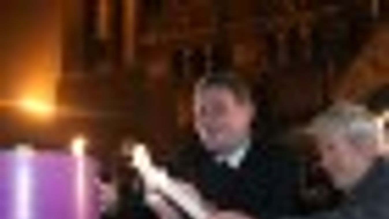 Meggyújtották az első gyertyát Szeged adventi koszorúján + FOTÓK