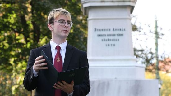 Szobrának megkoszorúzásával emlékeztek Dugonics Andrásra