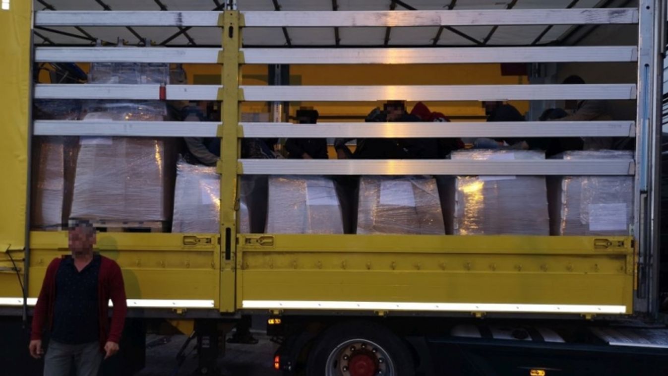 Tizennyolc migránst találtak egy német kamionban Csanádpalotánál