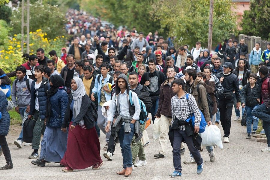 Illegális bevándorlás - Migránsok Hegyeshalomnál