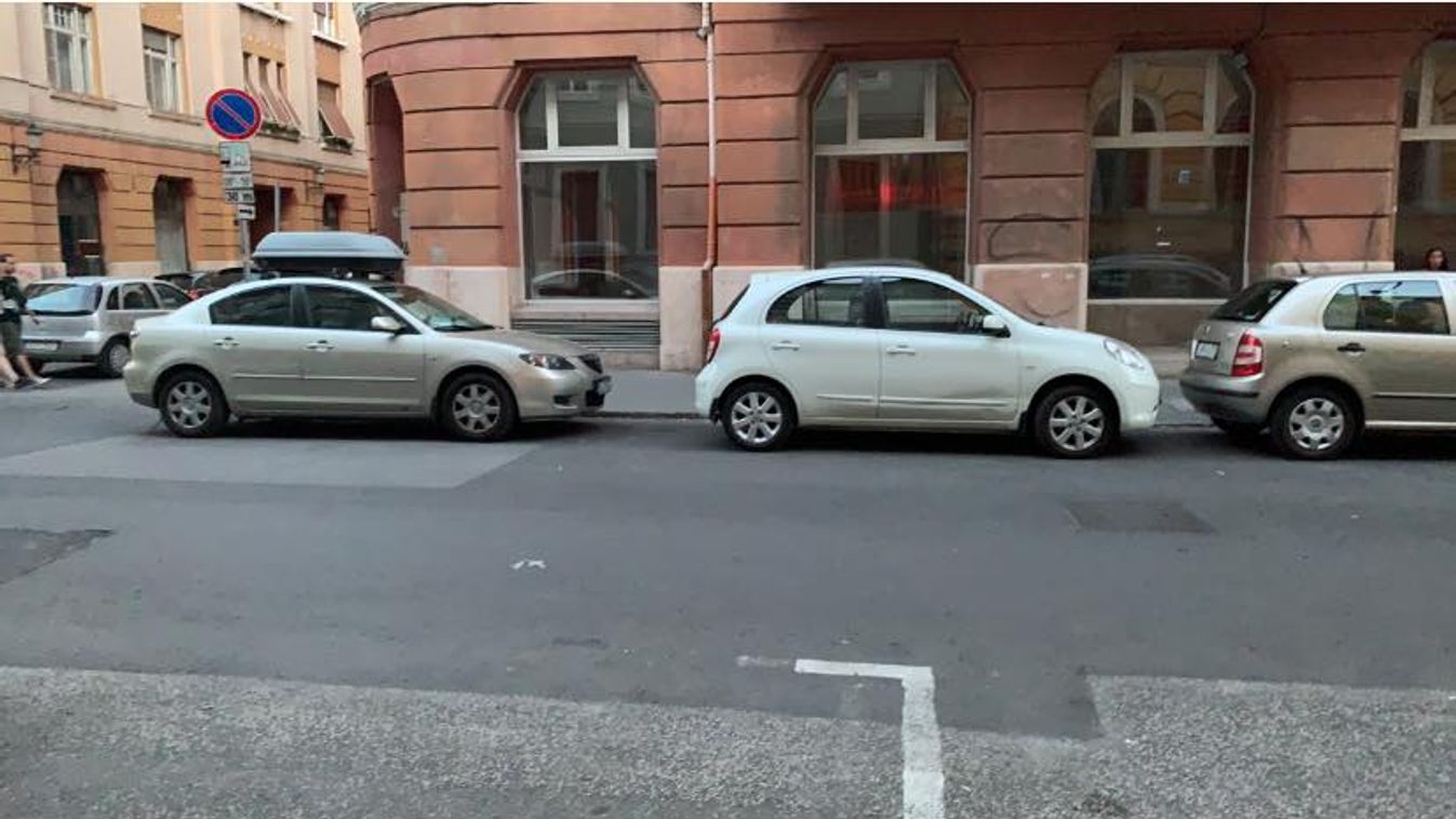 Meghúztak két parkoló autót a Feketesas utcában