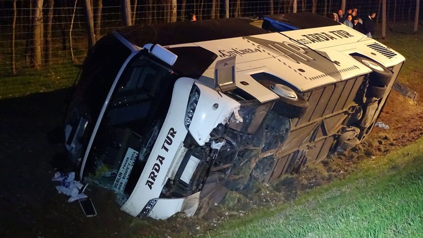 Vízelvezető árokba hajtott egy szegedi távolsági busz, sok a sérült