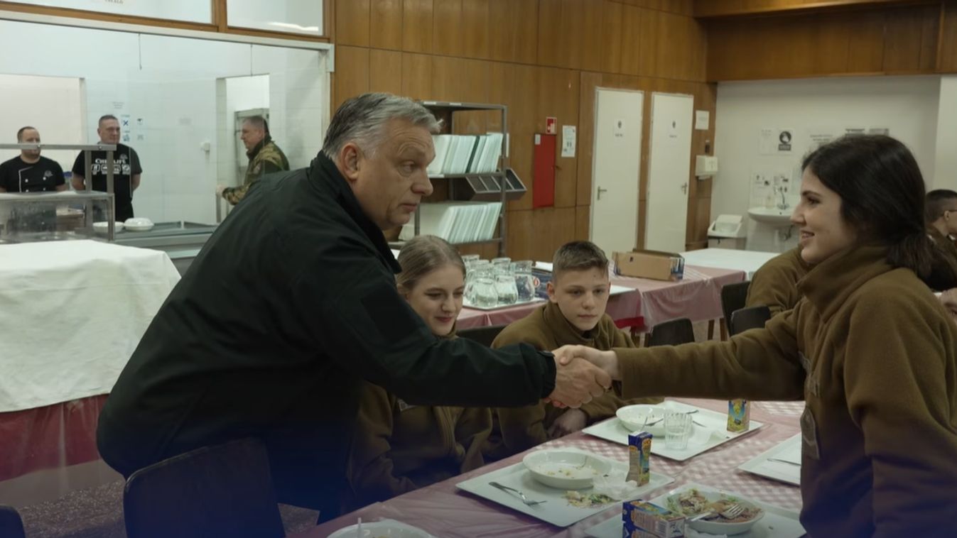 Orbán Viktor kadétokkal vacsorázott a debreceni laktanyában